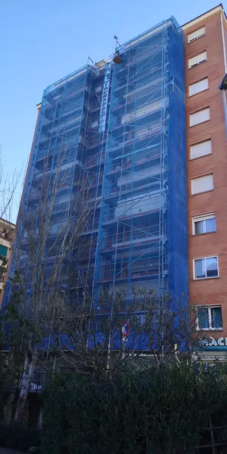 Montaje de andamios tubulares en fachada — trabajos realizados Barcelona